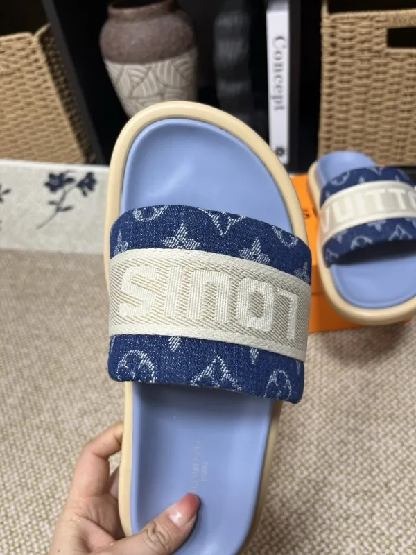 P320💰[New model] Long-term availability, 2025 new model, couple model [LOUlS VUlTTON] comes with drawer box, bag, card, invoice "Louis Vuitton ~ unique modern sandals. 》LV counter purchasing 🏃Men's and women's casual slippers, sold at the same time at the counter, the original old flower material upper is soft and comfortable, (refuses to discolor and rub the feet) sole: original factory special combination original sole, code number: 35--46 4 multiple colors 🉑️ to choose from